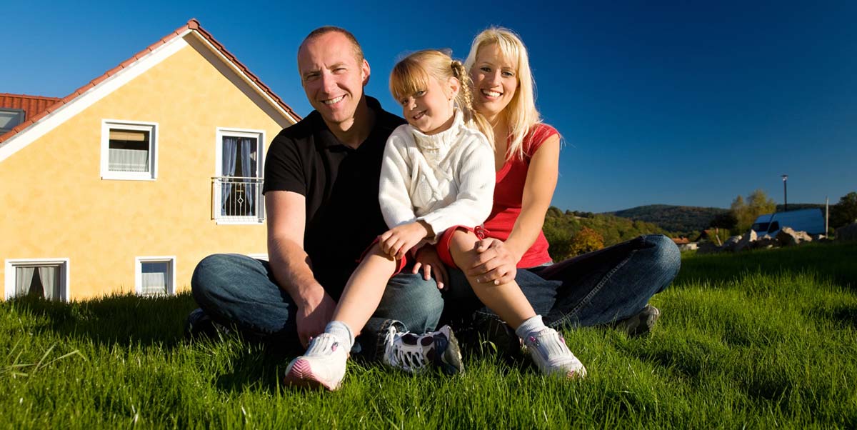 Familie vor dem Haus